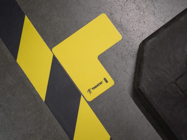 Samoprzylepny żółty znacznik podłogowy w kształcie litery L do oznaczania narożników w obszarze lean management