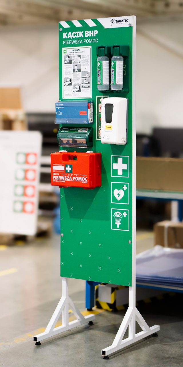 Kącik BHP z akcesoriami do udzielenia pierwszej pomocy