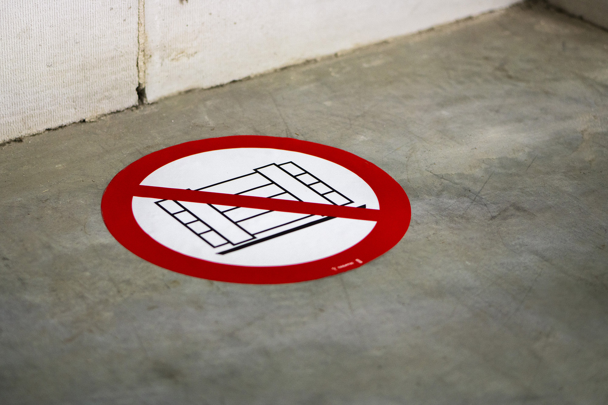 Occupational health and safety floor sticker, "Do not obstruct" sign
