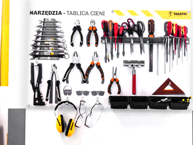Tablica cieni wisząca na ścianie